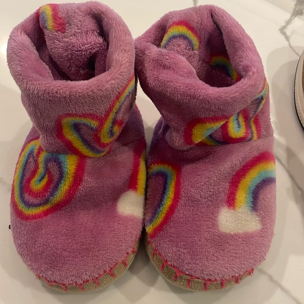 Hatley Twisty Rainbow Heart Slippers size 7-8